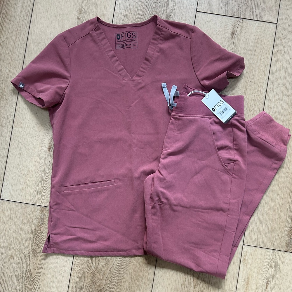FIGS XS scrub set in Mauve